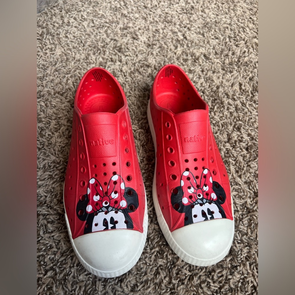 Disney Natives Minnie Mouse shoes size J3 3